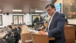 Bogotá intensifica esfuerzos para crear entornos educativos saludables y libres de drogas 10 En un esfuerzo por mejorar los entornos educativos y proteger la salud de los niños, niñas y adolescentes, la Secretaría Distrital de Salud, en colaboración con los sectores de Educación, Cultura, Seguridad y Gobierno, ha priorizado este año 160 jardines infantiles y 179 colegios como "entornos cuidadores educativos". Este anuncio fue hecho por el Secretario Distrital de Salud, Gerson Bermont, durante un debate de control político sobre "Entornos Escolares y Libres de Drogas" ante la Comisión Segunda del Concejo de Bogotá.