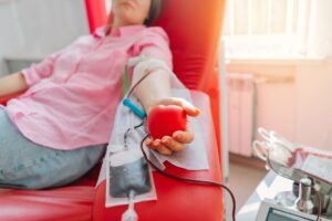 México: Donación de sangre aumentó en un 8,3% del 2018 al 2023 2 En 2023, México alcanzó un hito significativo en el ámbito de la salud pública, registrando 1.6 millones de donaciones de sangre, según datos del Centro Nacional de la Transfusión Sanguínea (CNTS). Este logro refleja un aumento en la donación voluntaria y altruista, que creció de un 5.1% en 2018 a un 8.3% en 2023, cumpliendo así con los indicadores de abasto de sangre establecidos por la Organización Mundial de la Salud (OMS).