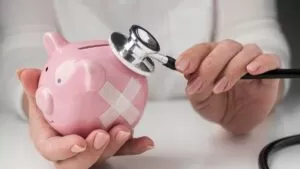 Análisis financiero revela que sistema de salud podría quedarse sin recursos en septiembre 2 Análisis financiero revela que el sistema de salud colombiano se quedará sin recursos en septiembre