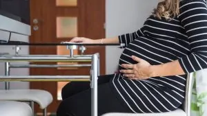 Crisis en atención materna: 1 de cada 3 condados en EE.UU. carece de obstetras, afectando a 2.3 millones de mujeres en edad reproductiva 19 Crisis en la atención materna 1 de cada 3 condados en EE.UU. carece de obstetras, afectando a 2.3 millones de mujeres en edad reproductiva