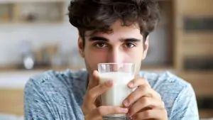 Un vaso de leche diario reduce riesgo de cáncer colorrectal un 17%: estudio 12 Un vaso de leche diario reduce riesgo de cáncer colorrectal un 17% estudio