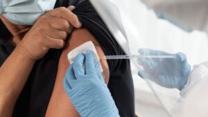 Minsalud refuerza acciones contra la fiebre amarilla: vacunación urgente para evitar nuevos casos 2 Alerta por fiebre amarilla: Manizales emite advertencia sanitaria a viajeros hacia el Tolima